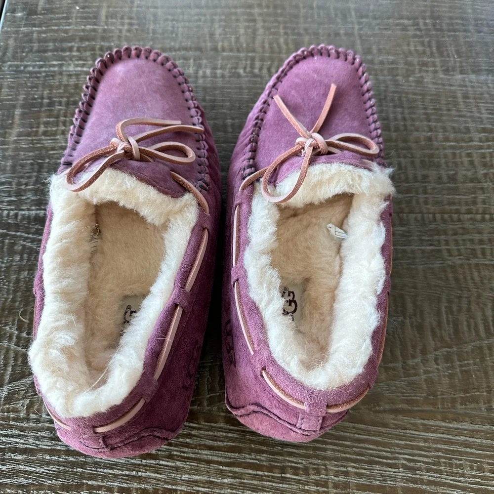 New UGG Women’s Dakota Moccasin Slippers - Picture 2 of 3